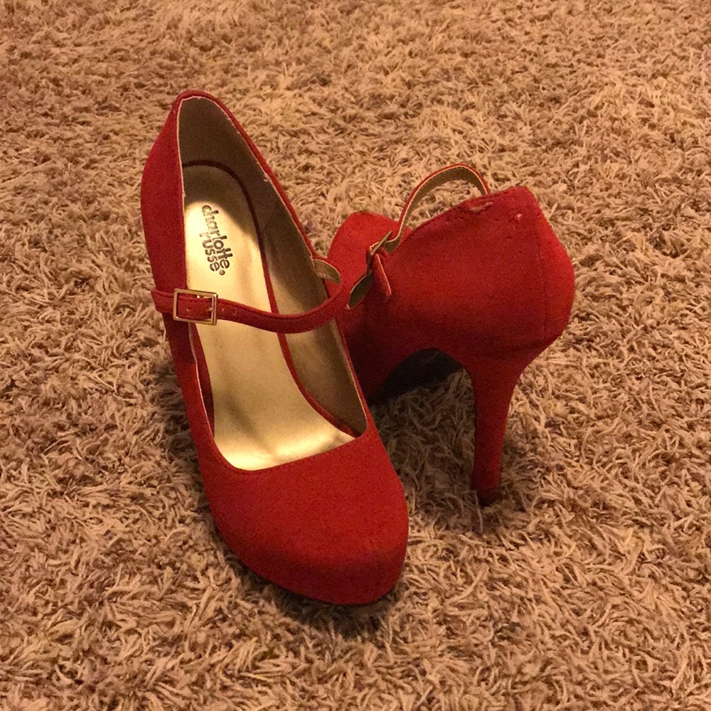 Nice red heels to go out.